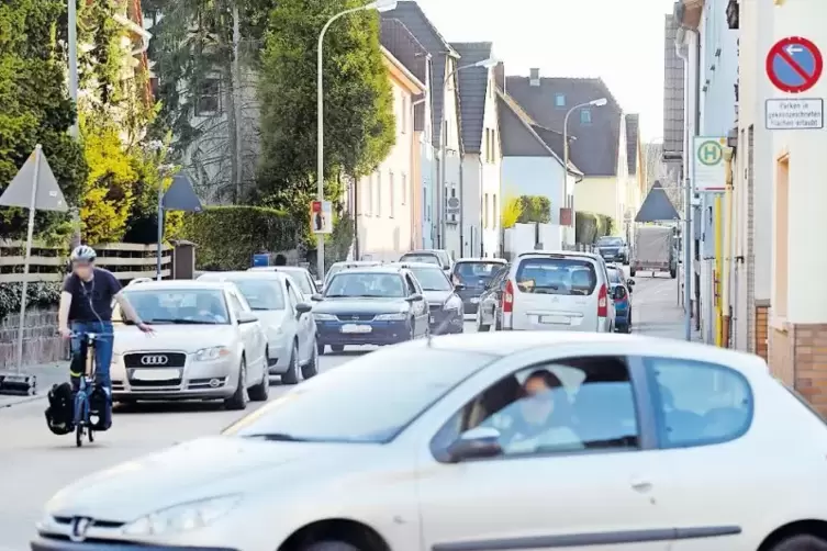 Verkehr in der Germersheimer Straße: Eltern wünschen sich für die Straße eine Ampel, damit Kinder diese sicher überqueren können