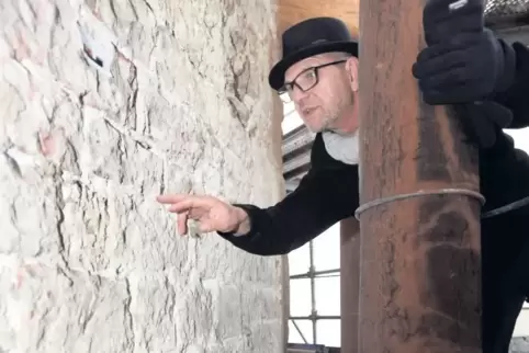 Fugenreste aus dem elften Jahrhundert: Dombaumeister Mario Colletto zeigt begeistert, was sich am Vierungsturm unter der dicken 