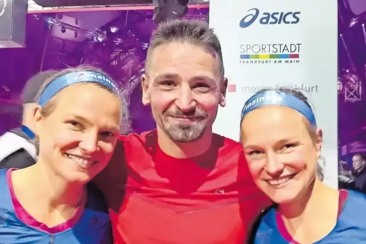 Statt in Feuerwehrklamotten lief Kegler (hier mit Lisa (links) und Anna Hahner) in Frankfurt in Sportkleidung.