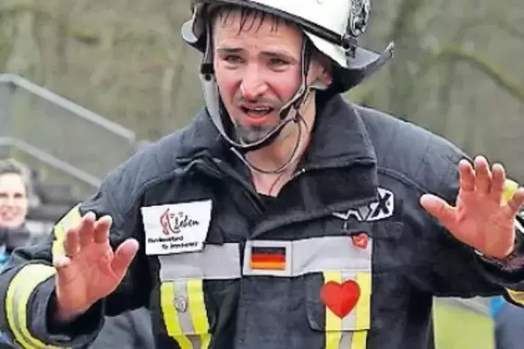 Vorbei: Der Läufer Lars Kegler in Feuerwehr-Dienstkleidung.
