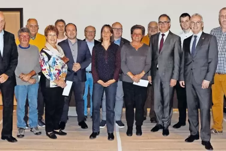 Die Vertreter von sechs Vereinen durften sich über die Auszeichnung der Sparkassen-Stiftung freuen.