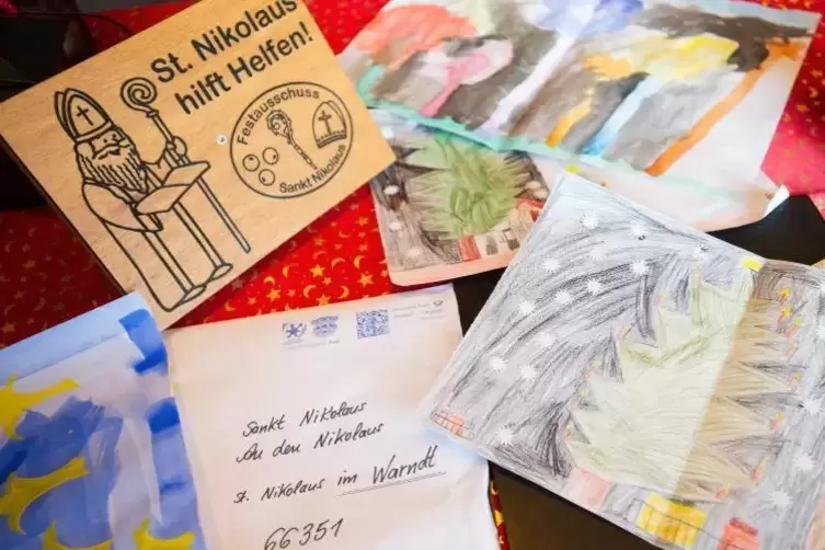 Nicht nur aus Deutschland kommen die Briefe an das Nikolauspostamt.  Foto: dpa 