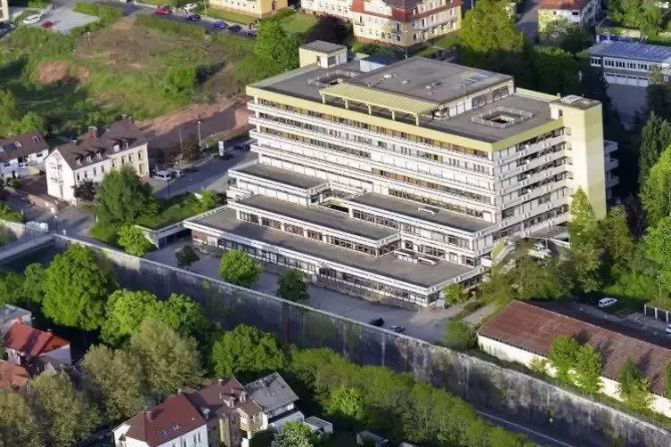 Das Gebäude des ehemaligen Evangelischen Krankenhauses in Zweibrücken soll wohl abgerissen werden. Foto: Moschel 