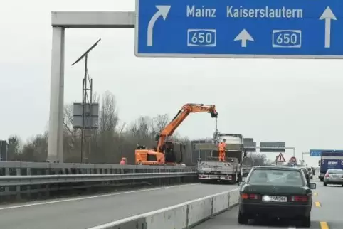 Noch ein paar Wochen müssen Pendler mit den verengten Fahrbahnen leben. Archivfoto: Kunz