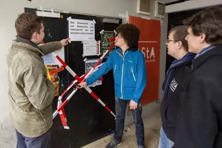 Studenten dürfen nicht mehr rein: Der Kramladen in Gebäude 46 der TU ist geschlossen worden. Von links André Pöbel, Marek Oheim,