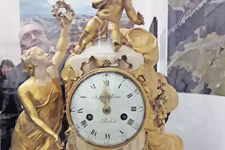 Diese vergoldete Uhr mit Alabaster-Einlage stand im Schloss Karlsberg. Von dort werden in der Ausstellung auch ein Golddukaten m