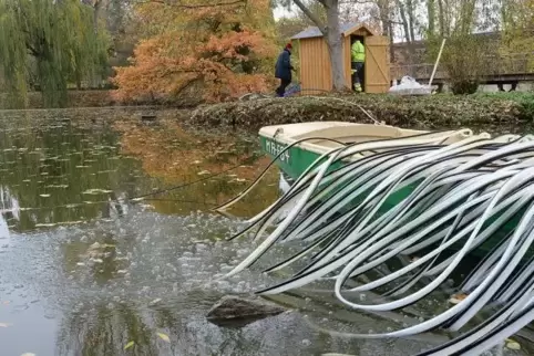 Am Donnerstagvormittag wartete der 200 Meter lange, blubbernde Schlauch darauf, ins Wasser gelassen zu werden. Foto: Linzmeier-M