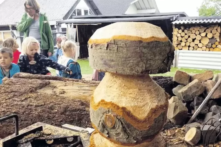 Aus einem rohen Holzklotz entstand ein stattlicher Pilz, den Petra Ranzinger mit einigen Kids bestaunen konnte.