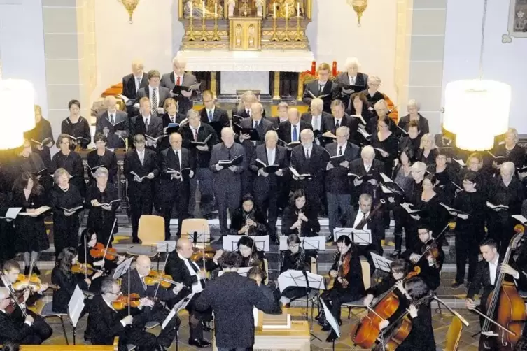 Der Nordpfälzer Oratorienchor und die Kammerphilharmonie Europa bei einem früheren Auftritt in der katholischen St. Peterskirche