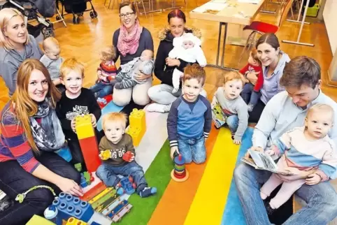 Auch an eine Spieleecke ist gedacht: junge Eltern mit ihrem Nachwuchs beim Neugeborenenempfang in Dudenhofen.