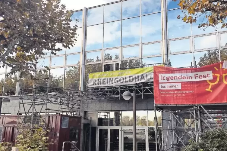 Der Eingang der Mainzer Rheingoldhalle auf der Rheinseite: Hier soll künftig ein Balkon entstehen, das Entree aufgewertet werden