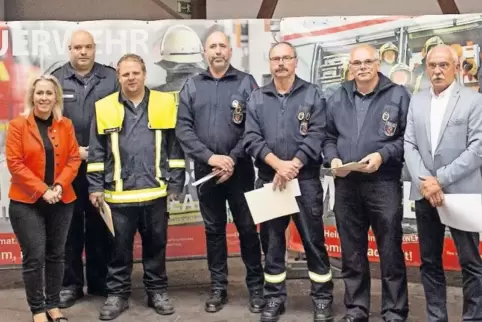 Landrätin Susanne Ganster, Wehrleiter Johannes Seibel (Zweiter von links) und Bürgermeister Werner Kölsch (rechts) ehrten verdie