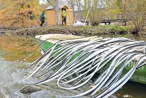 Gestern Vormittag wartete der 200 Meter lange, blubbernde Schlauch darauf, ins Wasser gelassen zu werden.