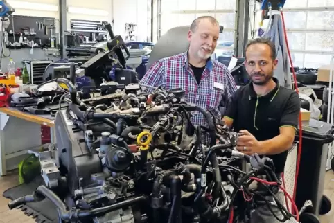 Uwe Baas, Werkstattleiter bei Skoda Stoltmann, und Kadour Subhi, der jetzt seine Ausbildung begonnen hat.