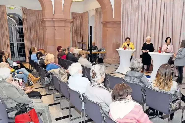 100 Jahre Frauenwahlrecht: Im Carolinensaal moderierte Helga Knerr (Zweite von links) eine Diskussion mit den Bundestagsabgeordn