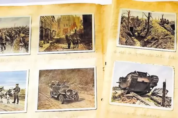 In alte Sammelalben sind Kriegsbilder eingeklebt - sie zeigen Männer, Panzer und verwüstete Kriegsschauplätze.