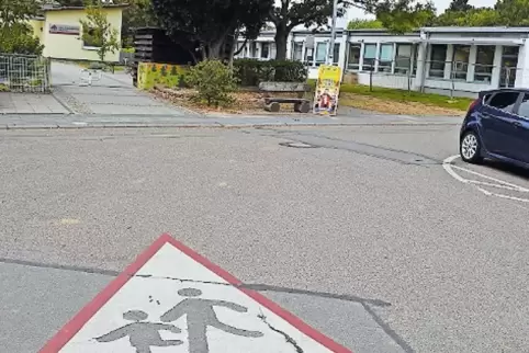 Auch auf der Straße vor der Schule wird zur Vorsicht gemahnt.