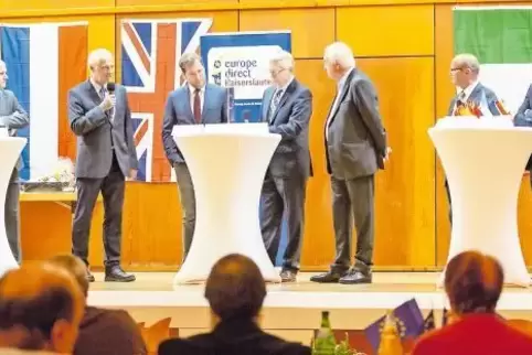 Warben von der Bühne des Bürgerhauses aus für Europa: Kurt Lechner, Norbert Herhammer, Moderator Karl-Heinz Schoon, Deniz Alkan,