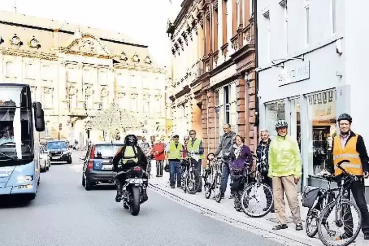 Sollen Poller hin: Bürgersteig in der Gilgenstraße mit Mitgliedern des „AK Fahrradstadt“.
