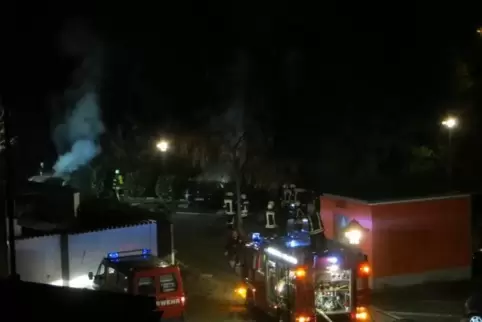 Am Wochenende brannten in der Lauterecker Schlossgasse wieder zwei Autos. Foto: Meyer/Frei 