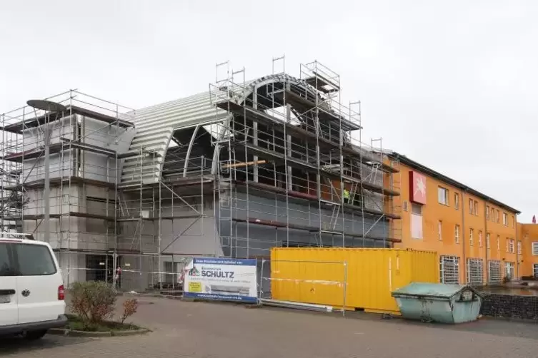 Kommt gut voran: Der Bau des „Aqua Dome“ in der Iggelheimer Straße soll im ersten Quartal 2019 abgeschlossen sein. Foto: Lenz