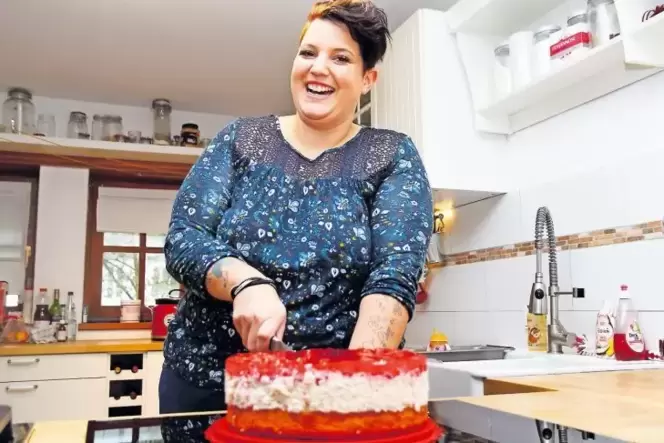 Der Gewinnerkuchen? Jenny Dreifus schneidet für RHEINPFALZ-Mitarbeiter Michael Elig ein Stückchen von ihrer Milchreistorte ab. Der Gewinnerkuchen? Jenny Dreifus schneidet für RHEINPFALZ-Mitarbeiter Michael Elig ein Stückchen von ihrer Milchreistorte ab.