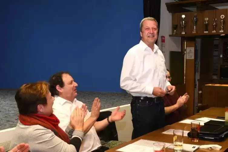  Applaus für den Kandidaten: (von links) Inge Volz, Jürgen Nelson und Frank Leibeck. Foto: Lenz