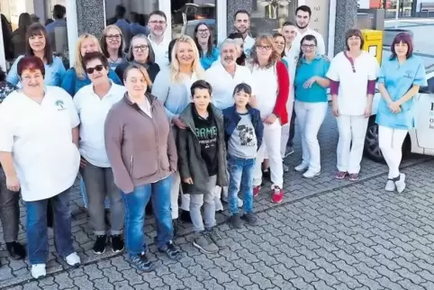 Der Pflegedienst gibt heute 31 Menschen Arbeit, einigen davon in Teilzeit. Humanitas bietet 20 Vollzeitstellen und bildet zwei M