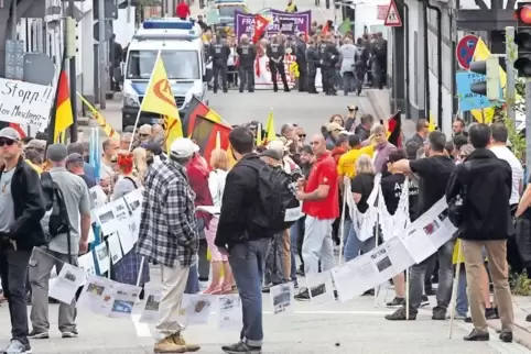Die Konfrontation von „Rechts“ (vorne) und „Links“ – hier von der Polizei getrennt –, weckte Anfang Oktober das Interesse von Fo