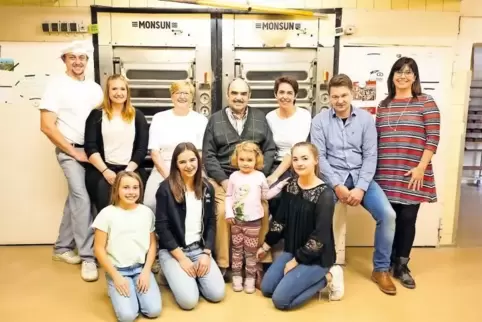 Die ganze Familie mischt im „Backparadies Kissel“ mit: vorne von links Marie, Karolina, Emma, Clara, hinten Paul Carra, Sabrina 