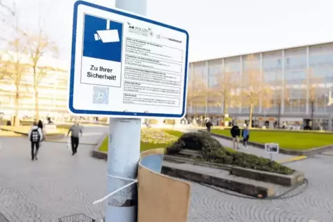 Blau und Weiß: Polizei und Stadt informieren auf Hinweisschildern wie hier auf dem Paradeplatz über die Videoüberwachung.