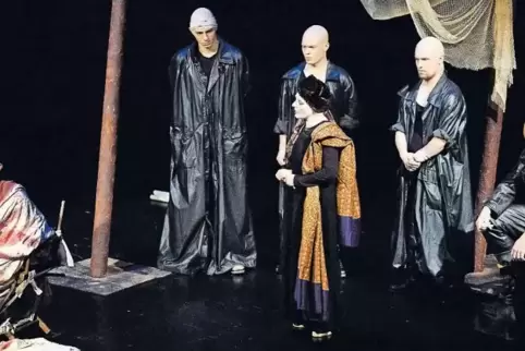 Auf den Trümmern von Troja gibt es im Grunde nur Verlierer: Hekuba (Cornelia Elter, Mitte) rechnet mit Helena (Elena Vodolazkina