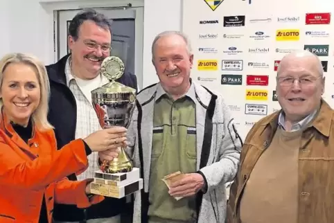 Organisator Hans Höh (rechts), Landrätin Susanne Ganster und Walter Schwab, Vorsitzender der Skat- und Schafkopffreunde Thaleisc