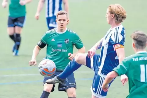 Kann wieder spielen: der Herxheimer Julian Hahn (in Blau, bei einer Begegnung in Altleiningen).