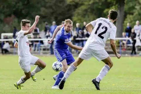 Der Torjäger des SV Rodenbach: Marco Heieck (im blauen Trikot) traf in dieser Saison schon 22-mal für den Tabellenzweiten.  Foto