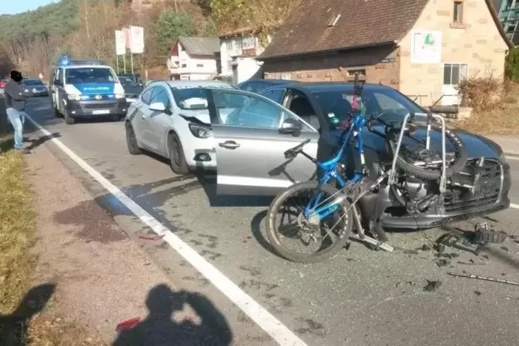 Sah nur so aus: Ein Fahrradfahrer war nicht in den Unfall verwickelt.  Foto: Polizei