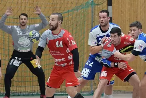 Vor dem Haßlocher Tor: Spieler der TSG (blau) im Kampf um den Ball mit Spielern des VTZ Saarpfalz.  Foto: Linzmeier-Mehn 