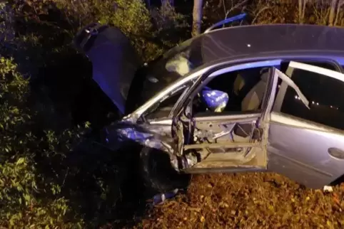 Das entgegekommende Auto blieb in einem Graben liegen.  Foto: Polizei 