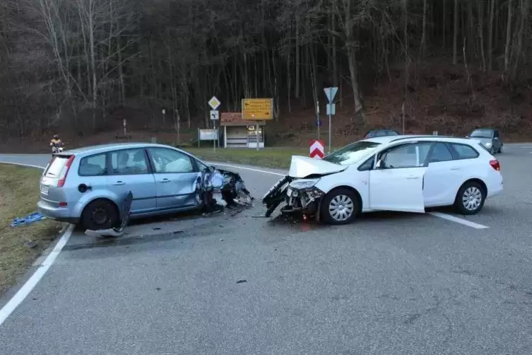 Drei Verletzte und 18.000 Euro Sachschaden war die Bilanz des Unfalls auf der Landstraße.  Foto: Polizei 