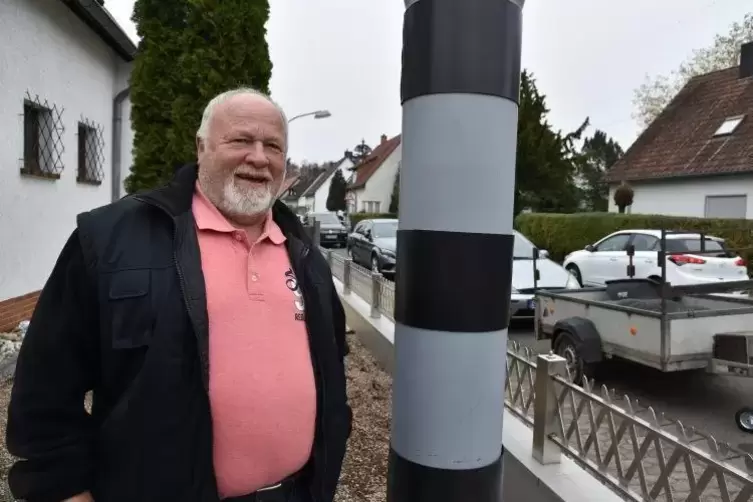 Rentner Dederichs mit seiner Blitzer-Attrappe in Saarbrücken. Foto: bbl