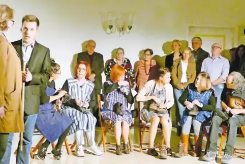 Das AKT-Ensemble agierte an unterschiedlichen Orten in der Festhalle und die Zuschauer mussten mit ihren Klappstühlen unter dem 