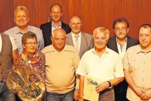Ehrungen beim TuS (von links): Volker Walther (stellv. Vors.), Antonello Matta jun. (40 Jahre), Thomas Guth (40), Erna Stockert 