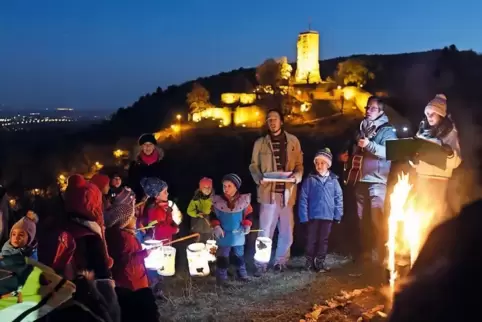 Auf den Mittelberg ging der Martinsumzug der Kindertagesstätte Pusteblume.