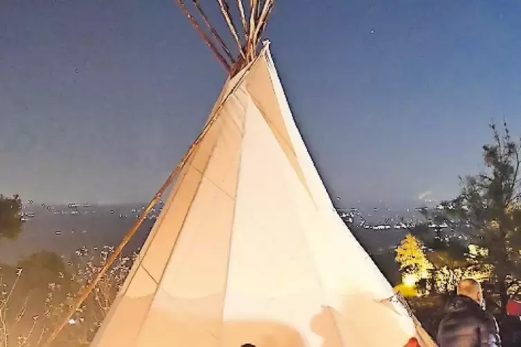 Im neuen Tipi ist Platz f&uuml;r 20 Jungen und M&auml;dchen.
