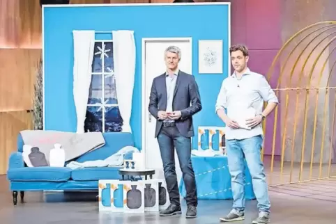 Benjamin Ohmer (rechts) stellt mit seinem Geschäftspartner Volker Junior seine „Troy“-Wärmeflasche in der Vox-Sendung „Die Höhle