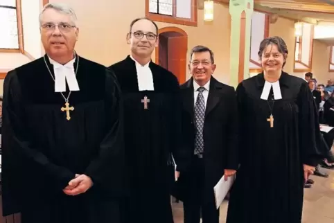„Immer wieder neu nach Wegen der Versöhnung suchen“, fordern (von links) der pfälzische Kirchenpräsident Christian Schad, Dekan 