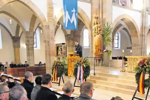 Oberbürgermeister Thomas Hirsch spricht vor knapp 200 Menschen in der Marienkirche.