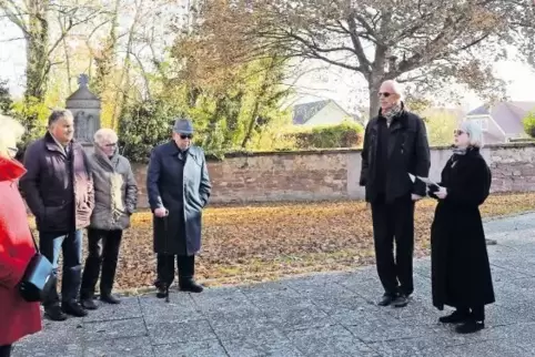 Gemeindepfarrerin Evi Heck und Ortsbürgermeister Andreas Lehmann (SPD) (rechts) erinnerten gestern auf dem Friedhof in Obersülze