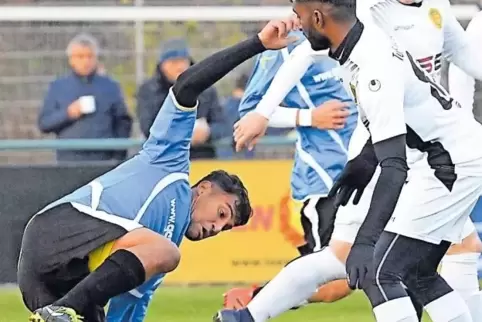 Vollen Körpereinsatz zeigte Leandro Rodrigues Assis vom VfL Neustadt (links), der auch das Tor zum 1:0-Endstand schoss.