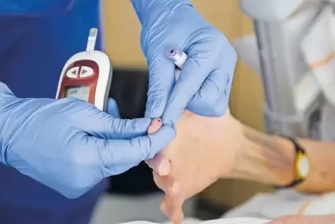 Weil sie zu wenig qualifizierte Fachärzte und Pflegekräfte (hier eine Krankenschwester beim Blutnehmen) haben, müssen manche rhe